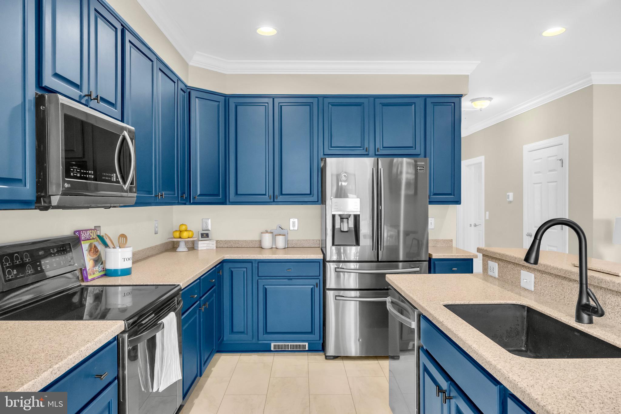 TOWNS & RESIDENCES AT WATERSIDE - Residential