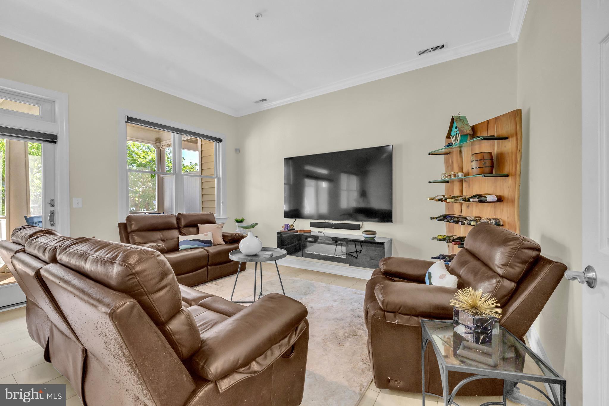 TOWNS & RESIDENCES AT WATERSIDE - Residential