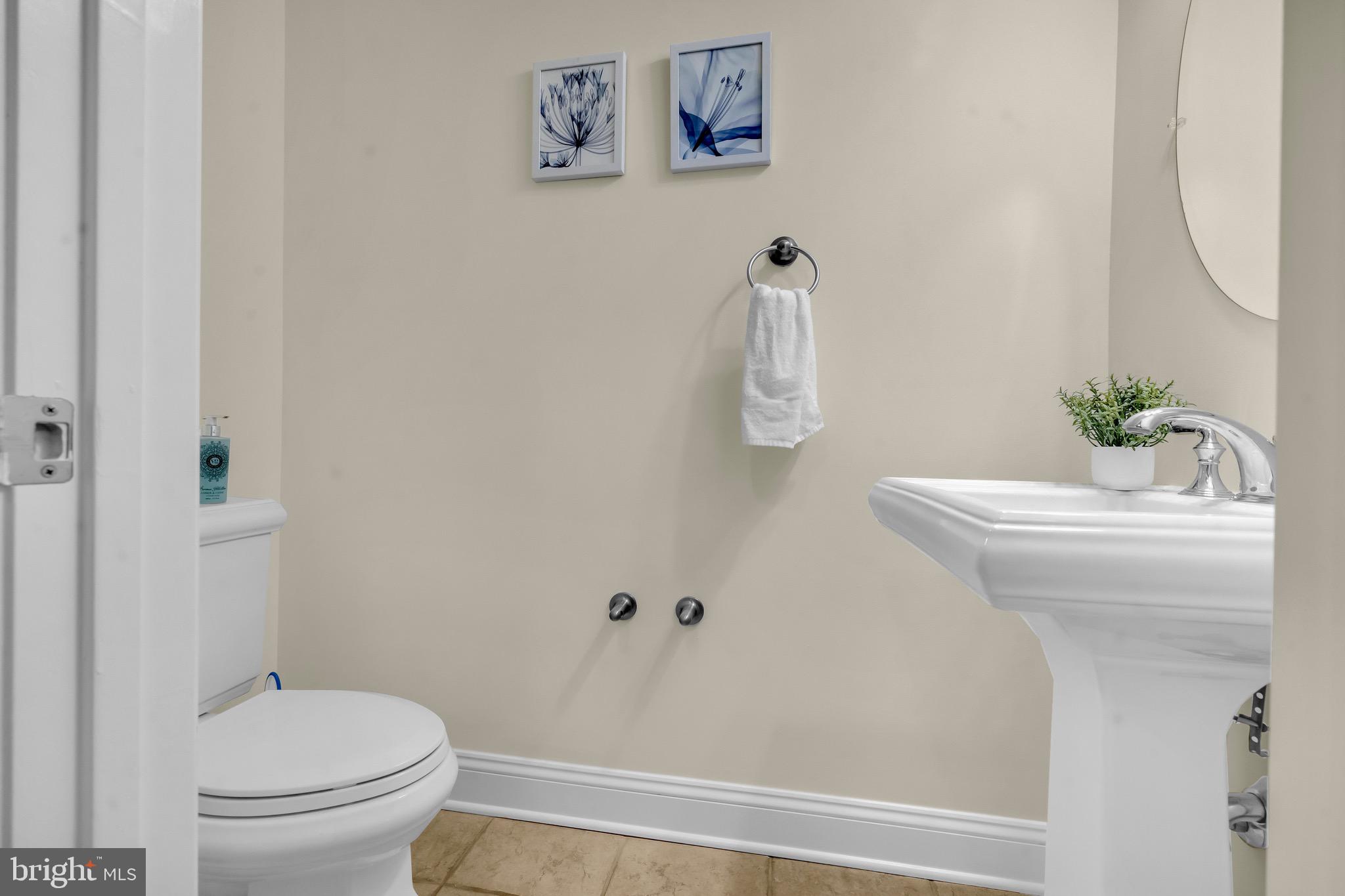 TOWNS & RESIDENCES AT WATERSIDE - Residential