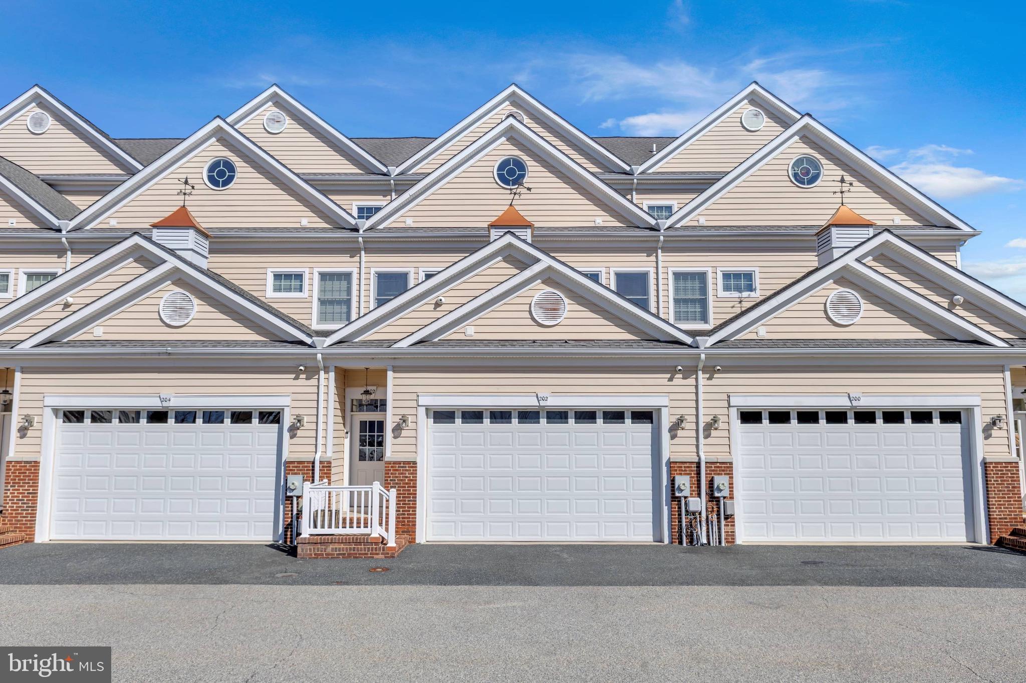 TOWNS & RESIDENCES AT WATERSIDE - Residential