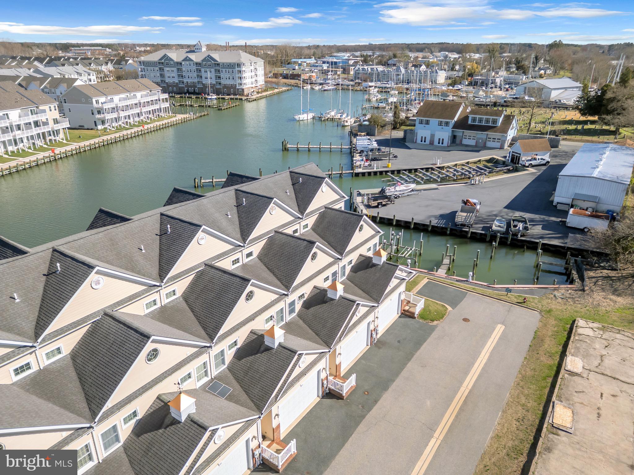 TOWNS & RESIDENCES AT WATERSIDE - Residential