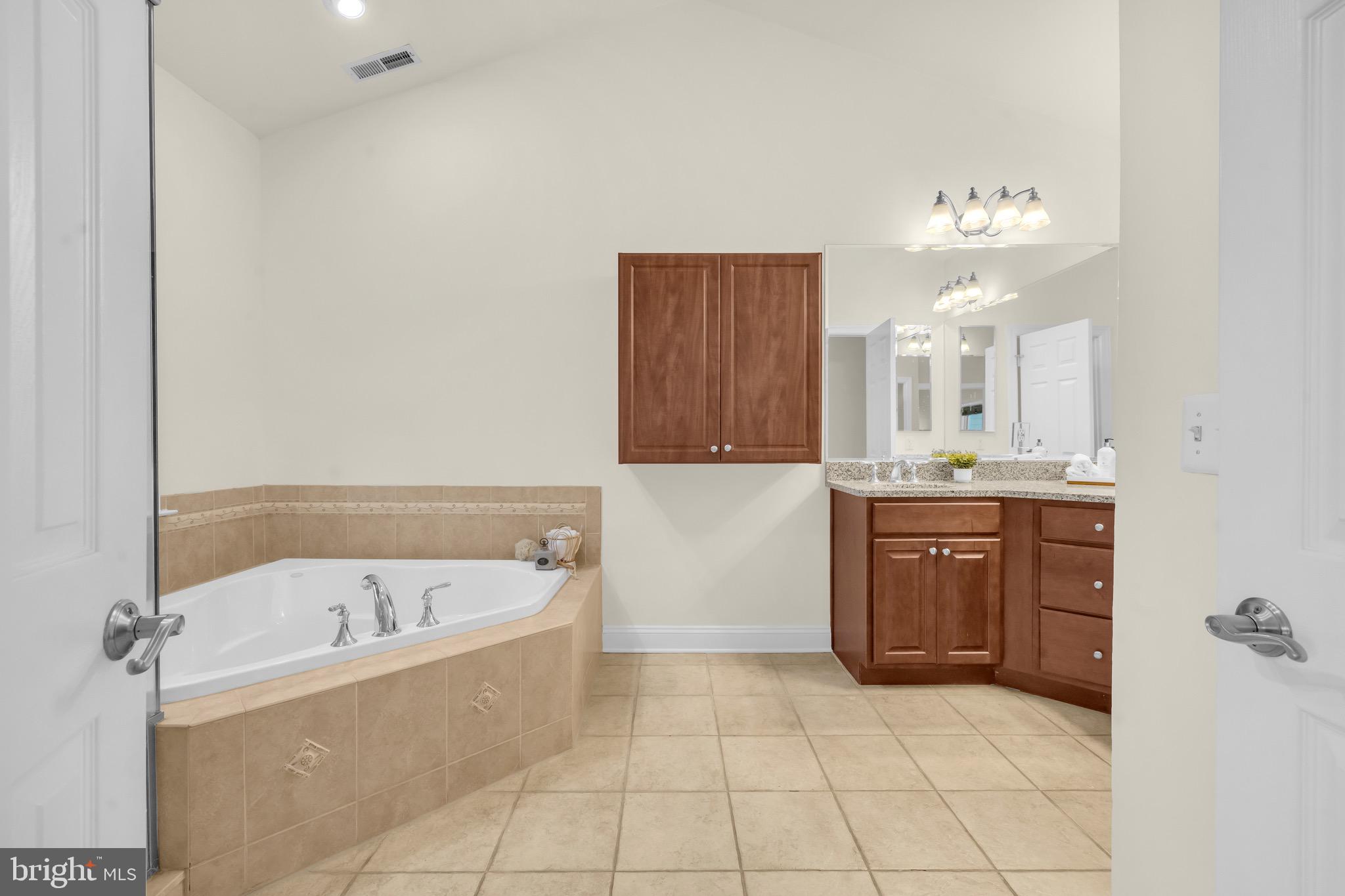 TOWNS & RESIDENCES AT WATERSIDE - Residential