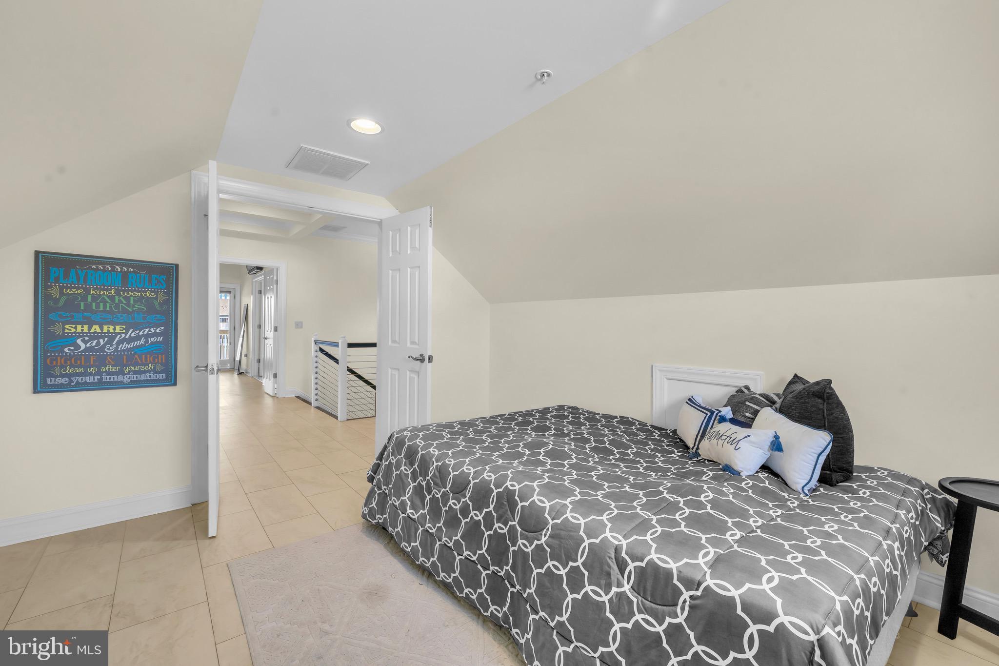 TOWNS & RESIDENCES AT WATERSIDE - Residential