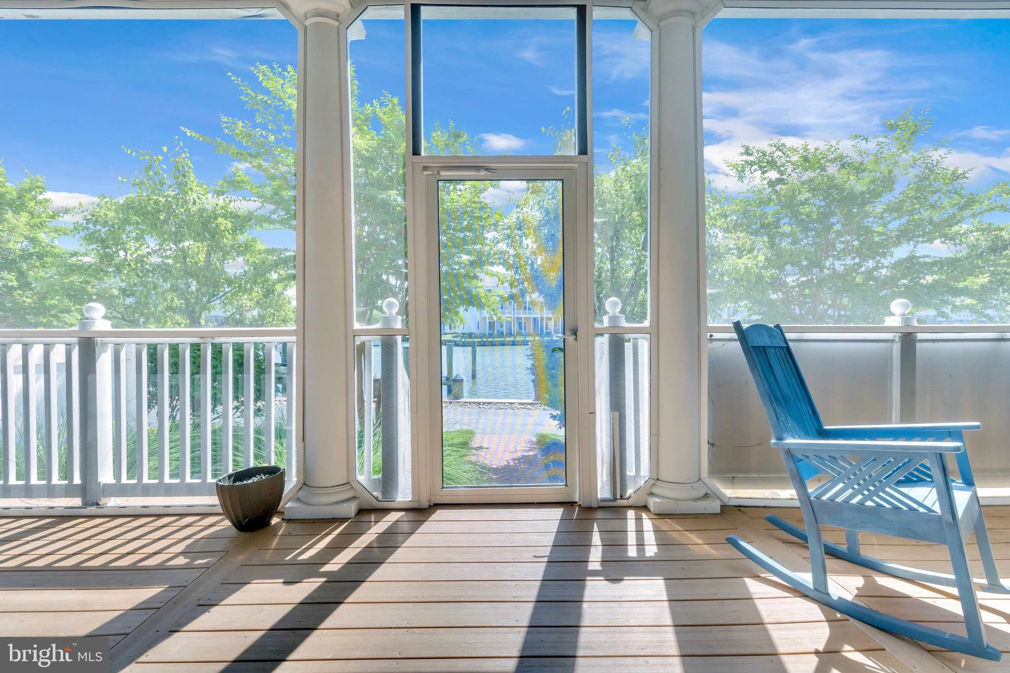 TOWNS & RESIDENCES AT WATERSIDE - Residential