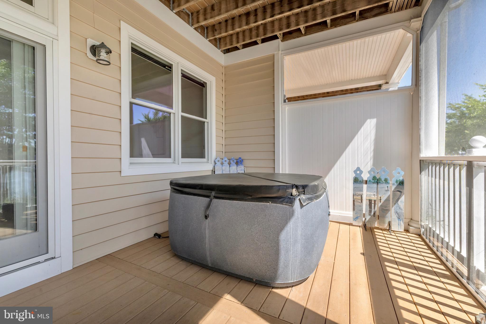 TOWNS & RESIDENCES AT WATERSIDE - Residential