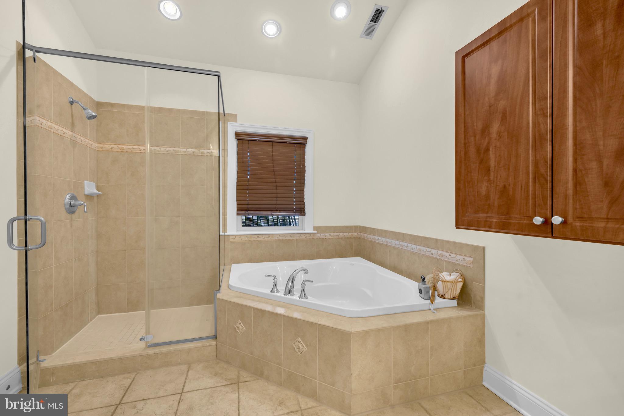 TOWNS & RESIDENCES AT WATERSIDE - Residential