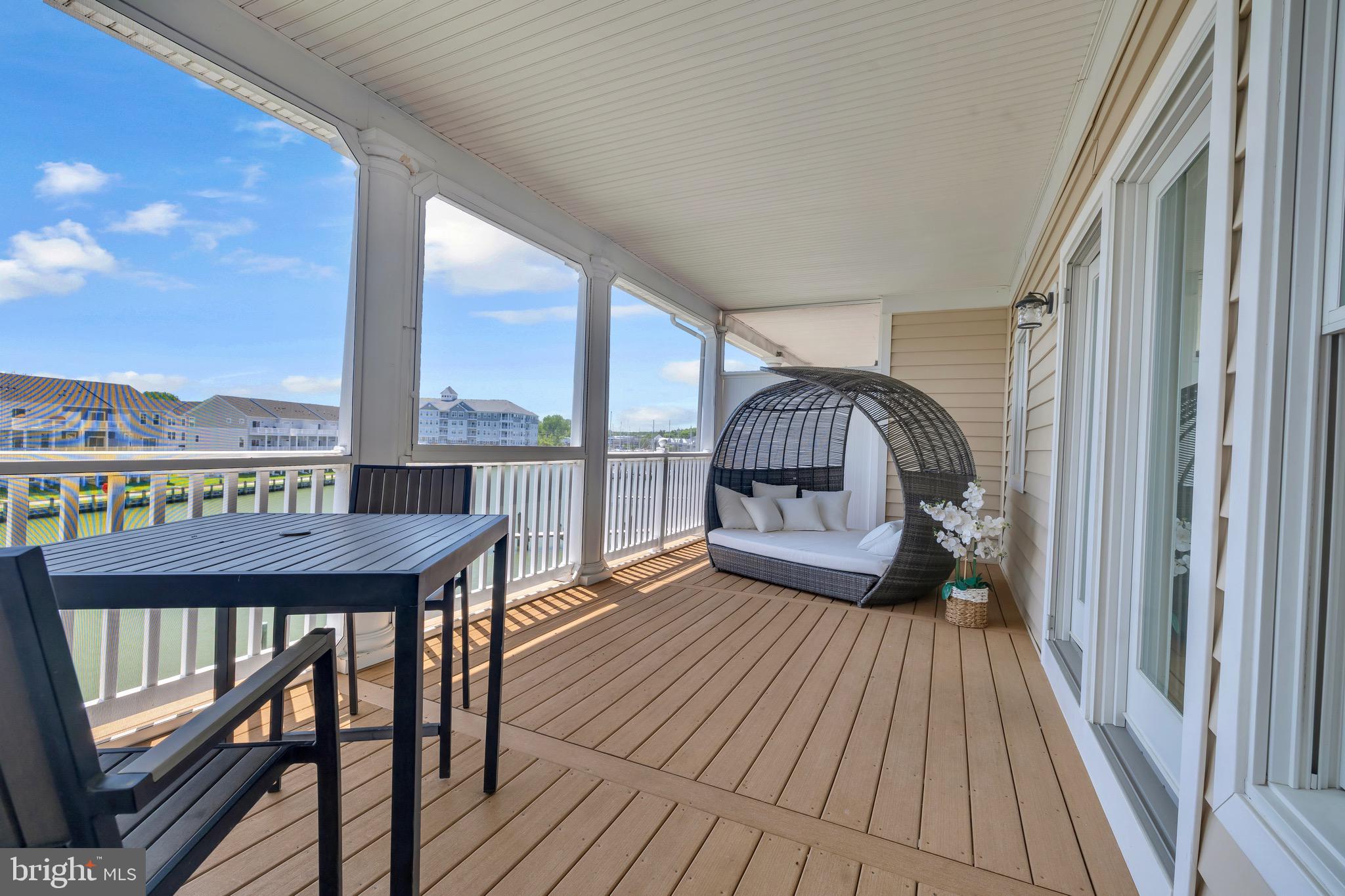 TOWNS & RESIDENCES AT WATERSIDE - Residential