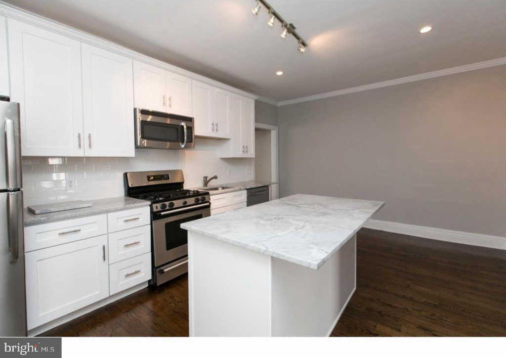 438 LEVERINGTON AVENUE 1/2
