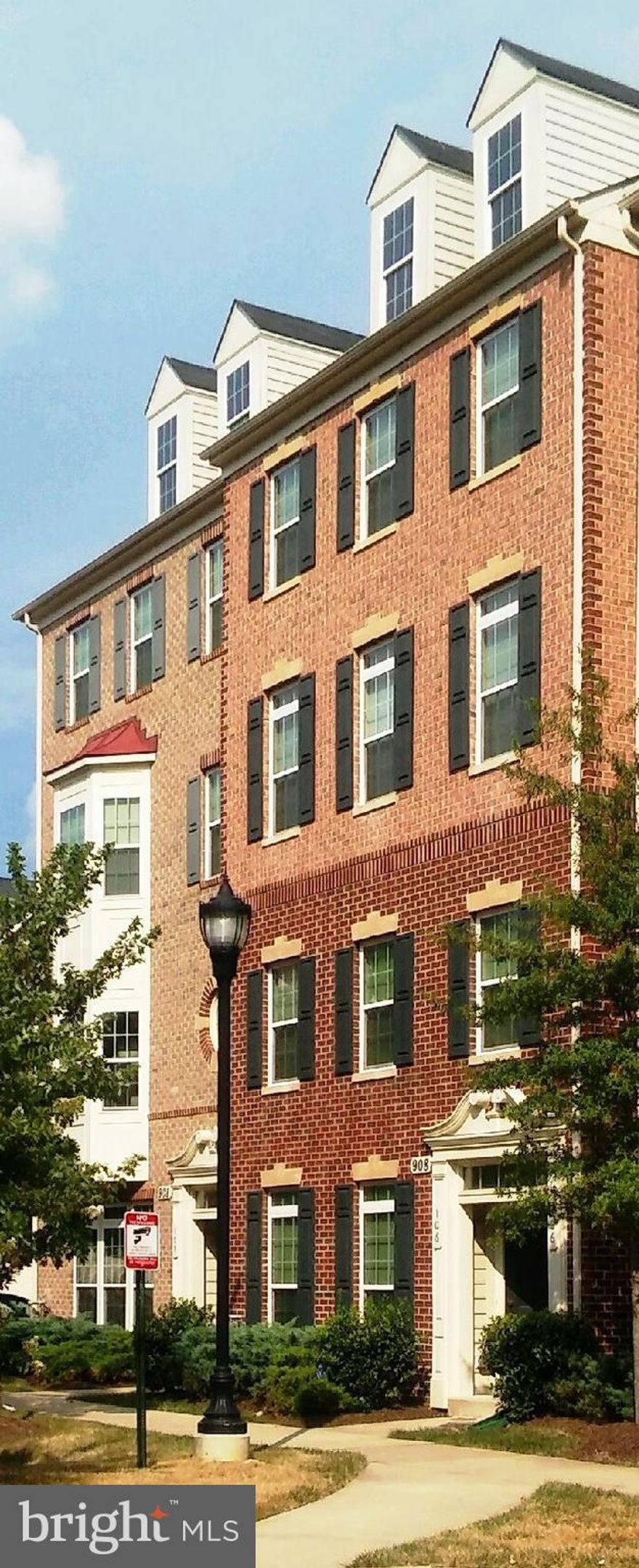 Beautiful 3 bedroom/2.5 bathroom garage townhouse shows like a model. It features 9' ceilings; a gourmet eat-in kitchen/breakfast bar/granite counter tops; family room with fireplace; balcony; washer/dryer; a huge master bedroom with 2 walk-in closets & a master bath with 2 vanity sinks, a 2 headed roman shower & enclosed toilet. Close to DC, major highways, shops, restaurants & sports stadiums.