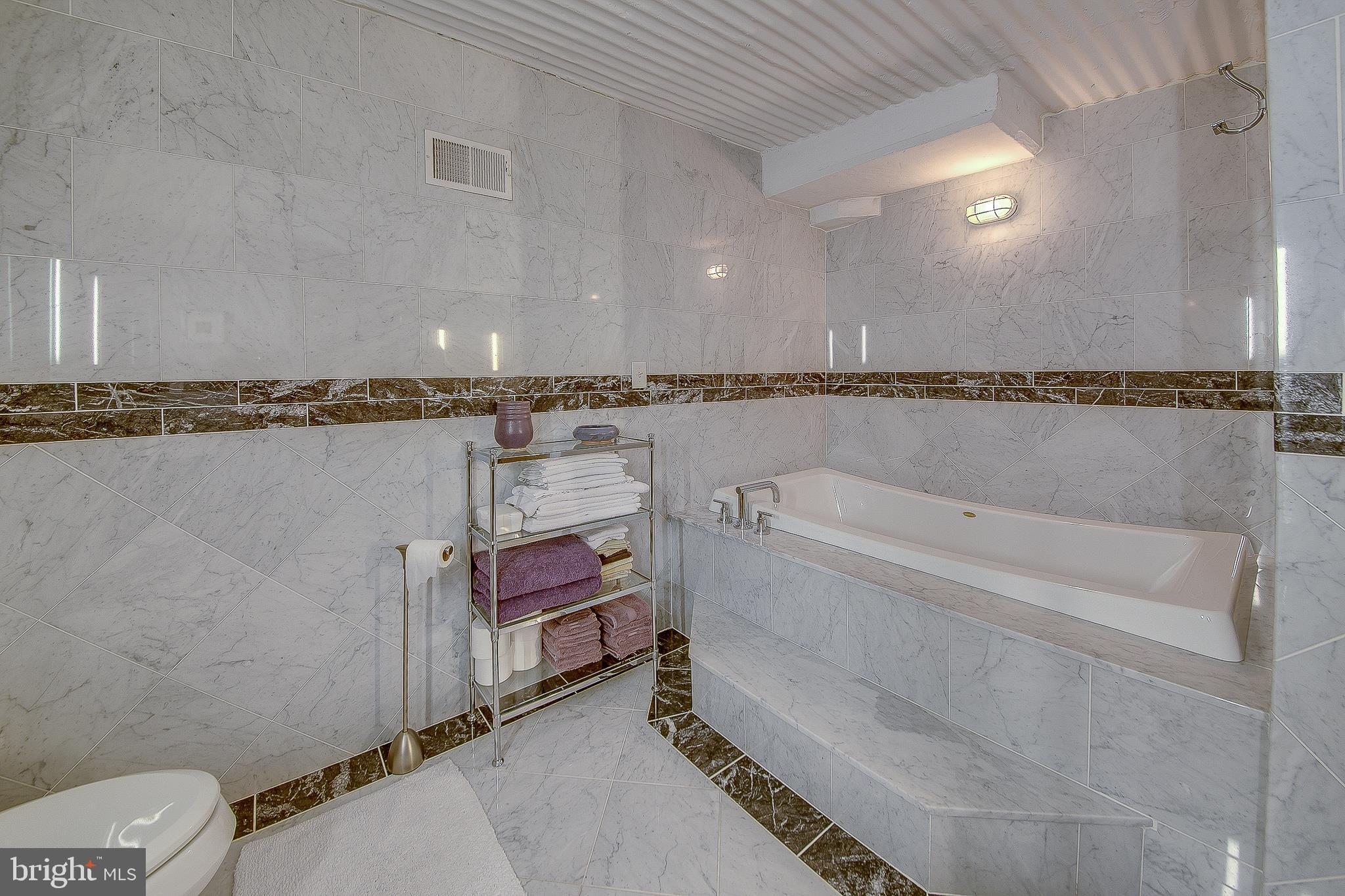 LOGAN SQUARE - Residential