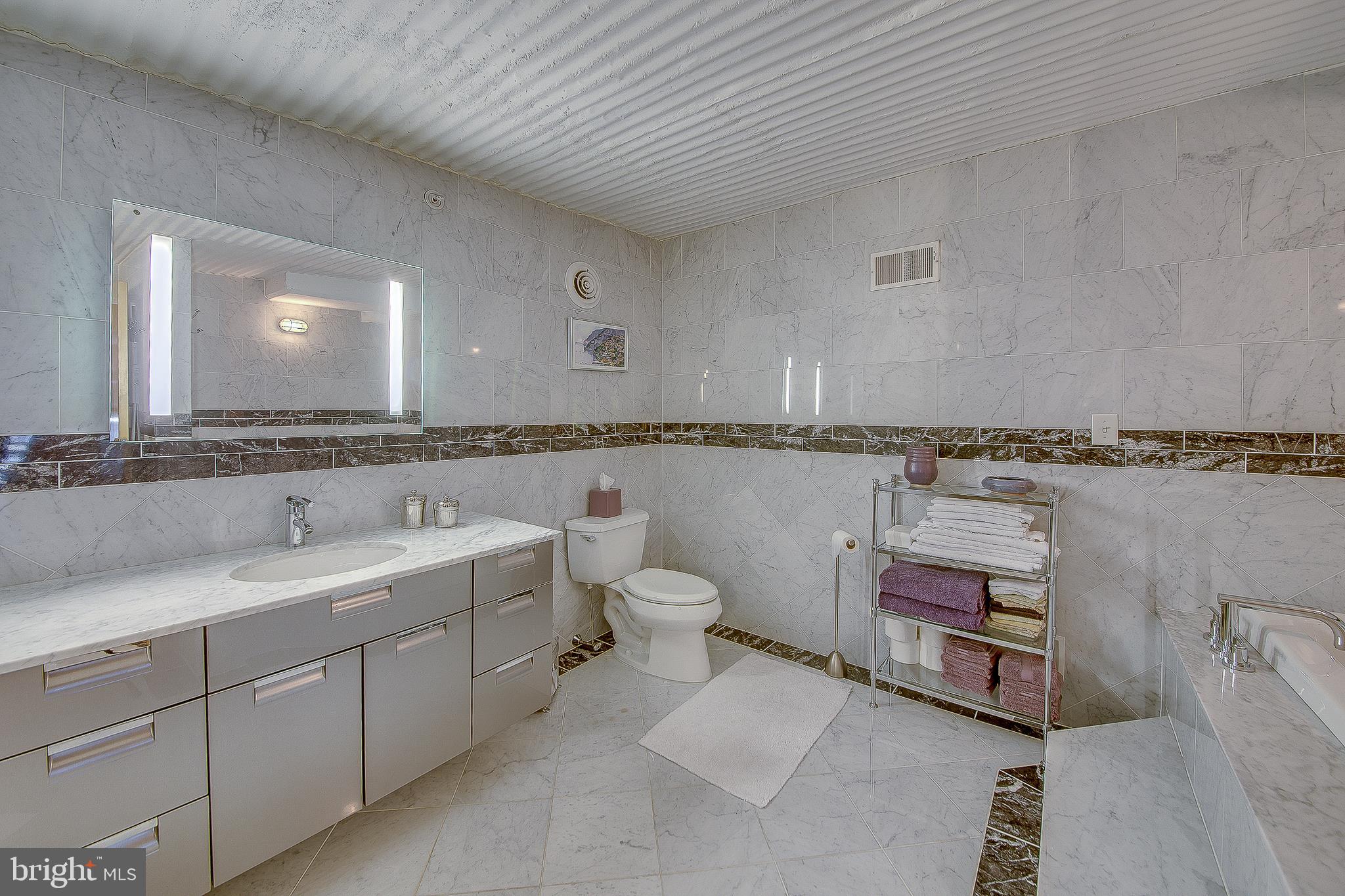 LOGAN SQUARE - Residential