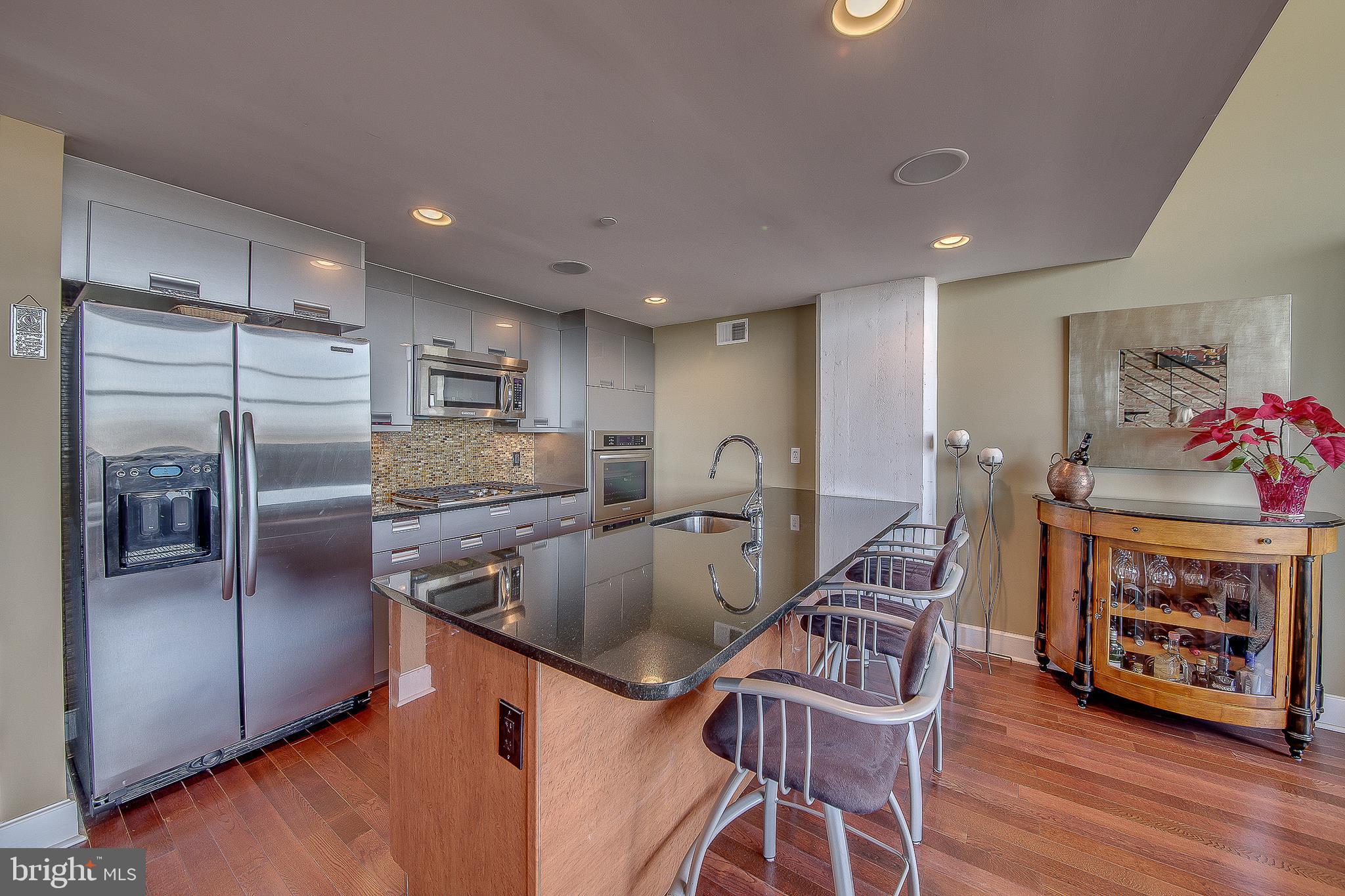 LOGAN SQUARE - Residential