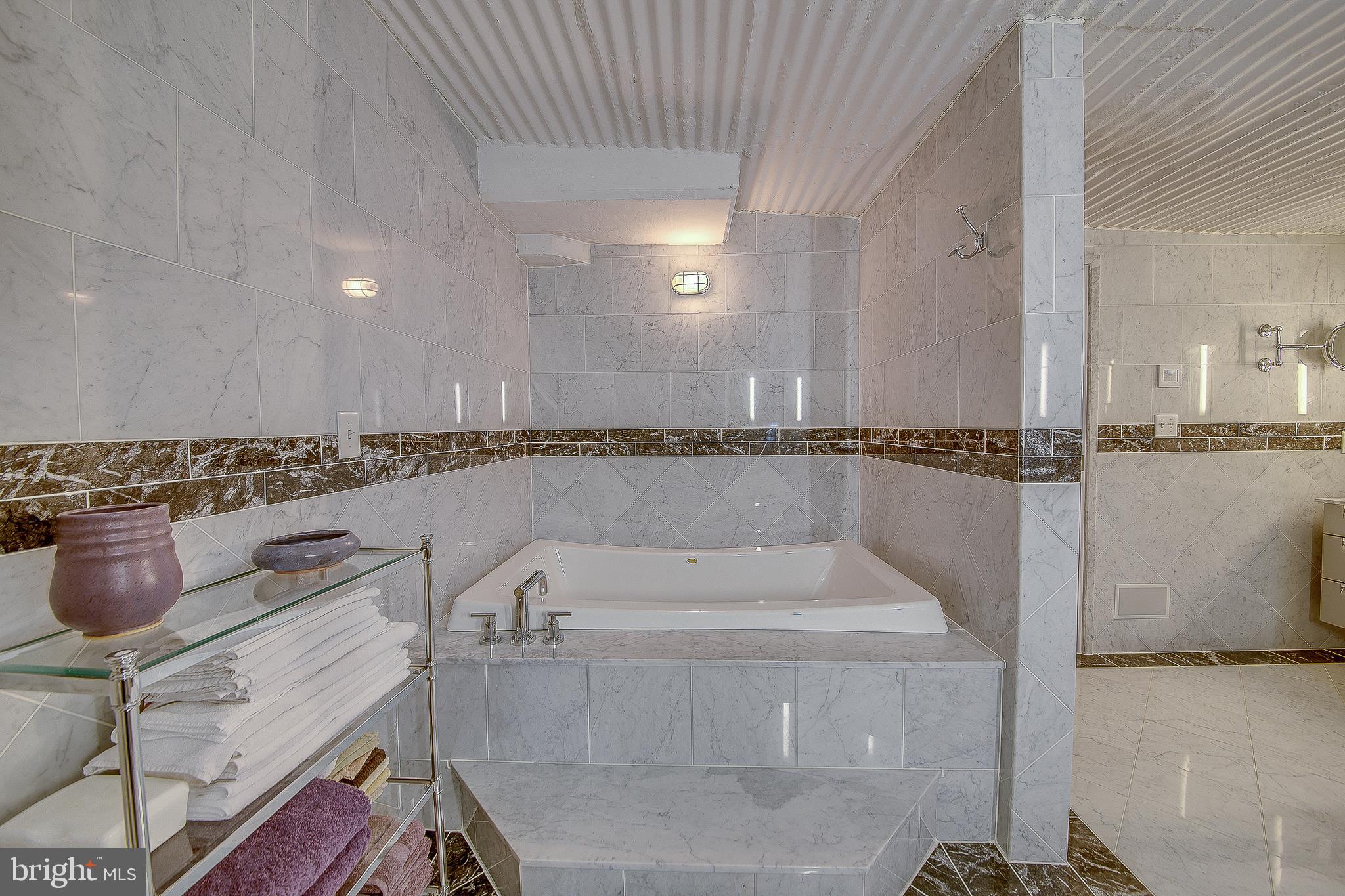 LOGAN SQUARE - Residential