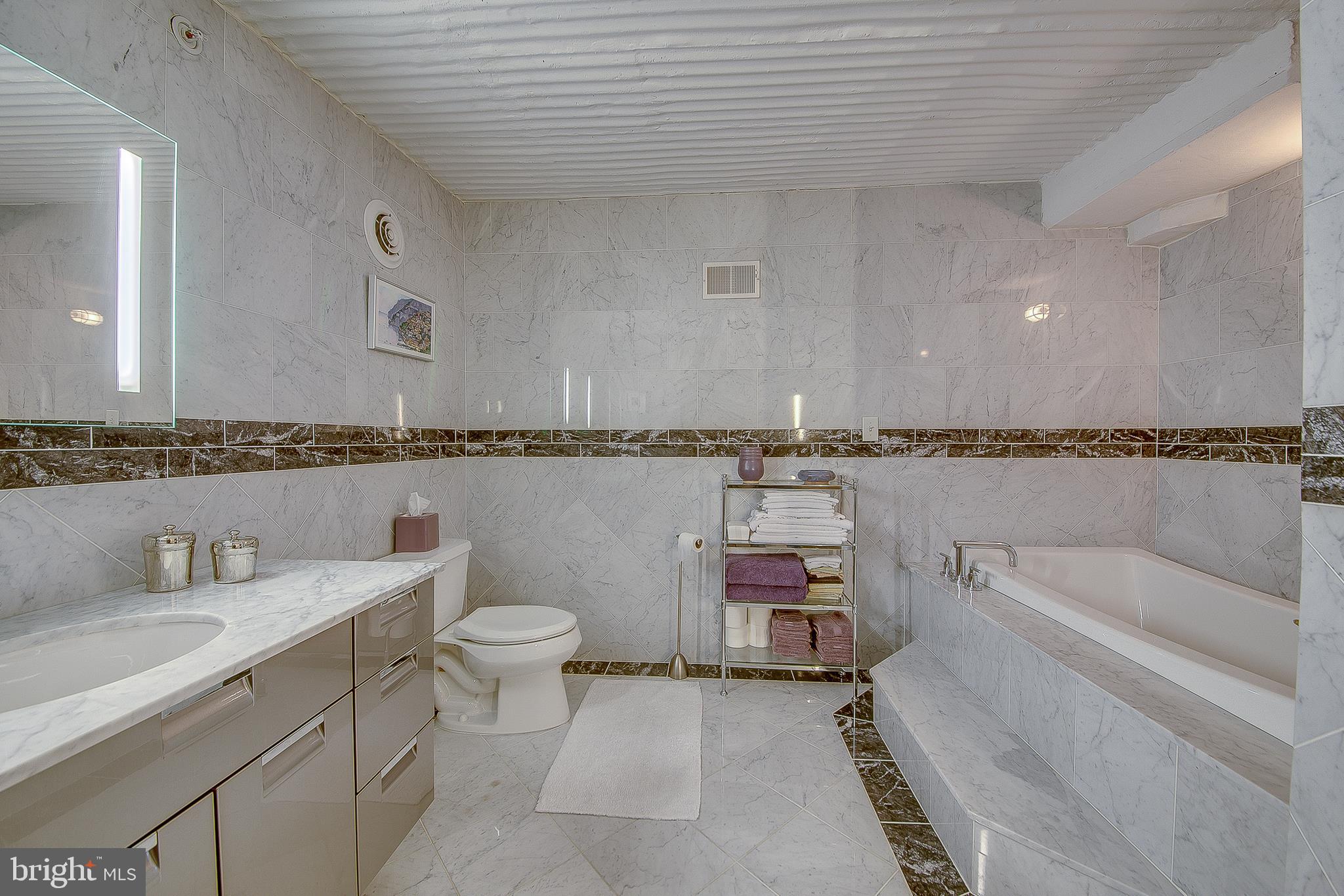 LOGAN SQUARE - Residential