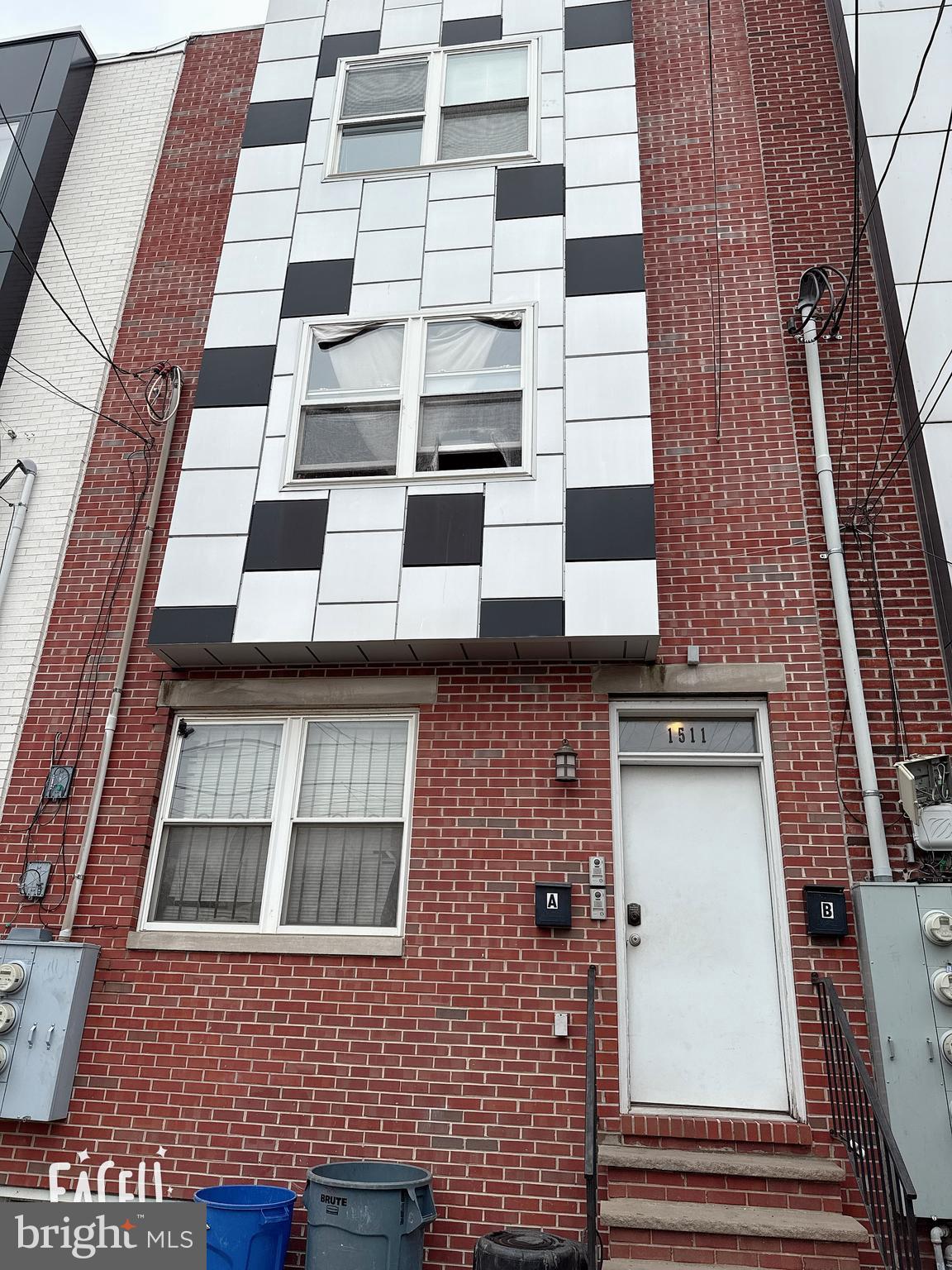 Prime Temple University Duplex Investment | Immediate Cash Flow and Appreciation. This fully modernized 8-suite duplex is situated merely 0.3 miles from the dynamic campus of Temple University, effectively merging established rental performance with significant growth potential. Each unit is comprised of 4 private bedroom suites, each featuring contemporary ensuite bathrooms – a crucial feature for tenant retention – alongside 2023 smart lock systems and in-unit laundry facilities. Investors have the opportunity to optimize returns through dual strategies: focusing on the high-demand student housing market with a rental price of $ 650 and more. Do not miss out on this exceptional opportunity.