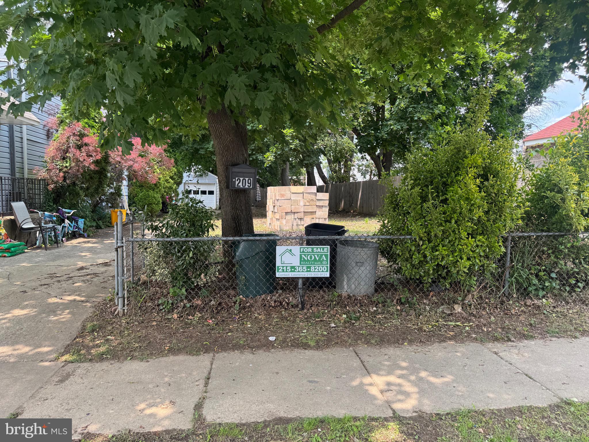 Main image without alt text