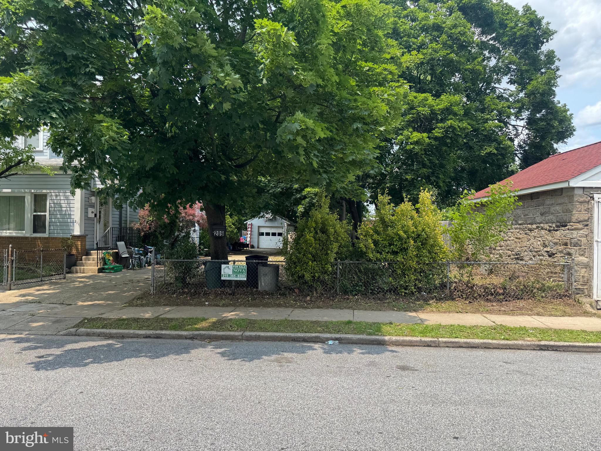 Main image without alt text