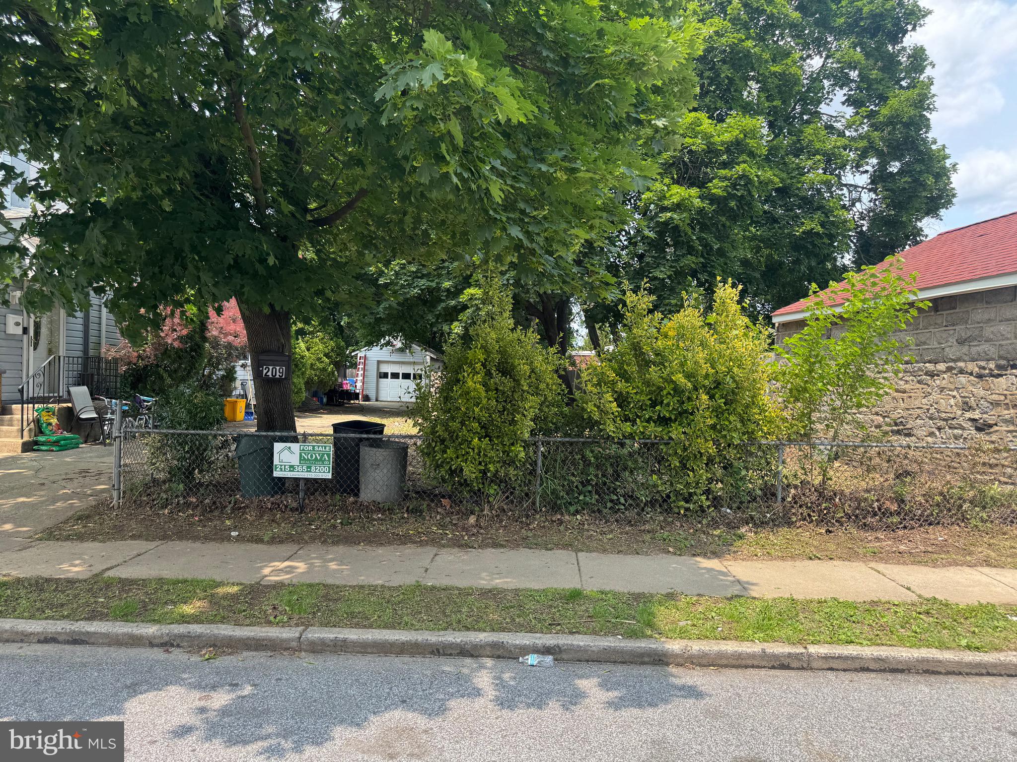 Main image without alt text