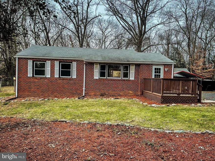 2BED 1 BATH, 2 CAR GARAGE, 2 CAR  CARPORT AND LARGE FENCED IN BACKYARD.