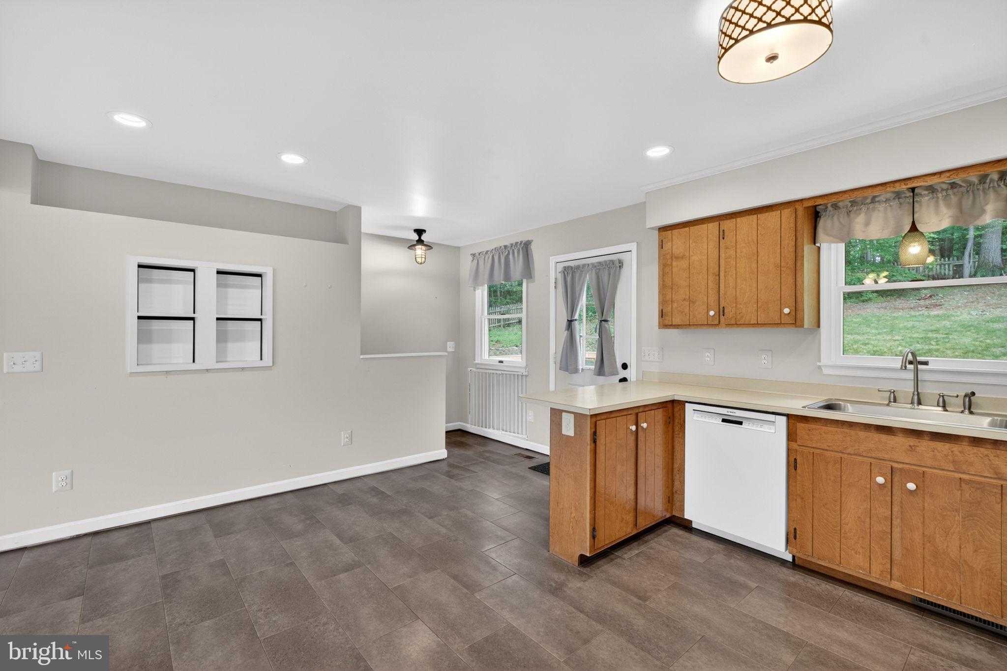 WHITE HALL - Residential