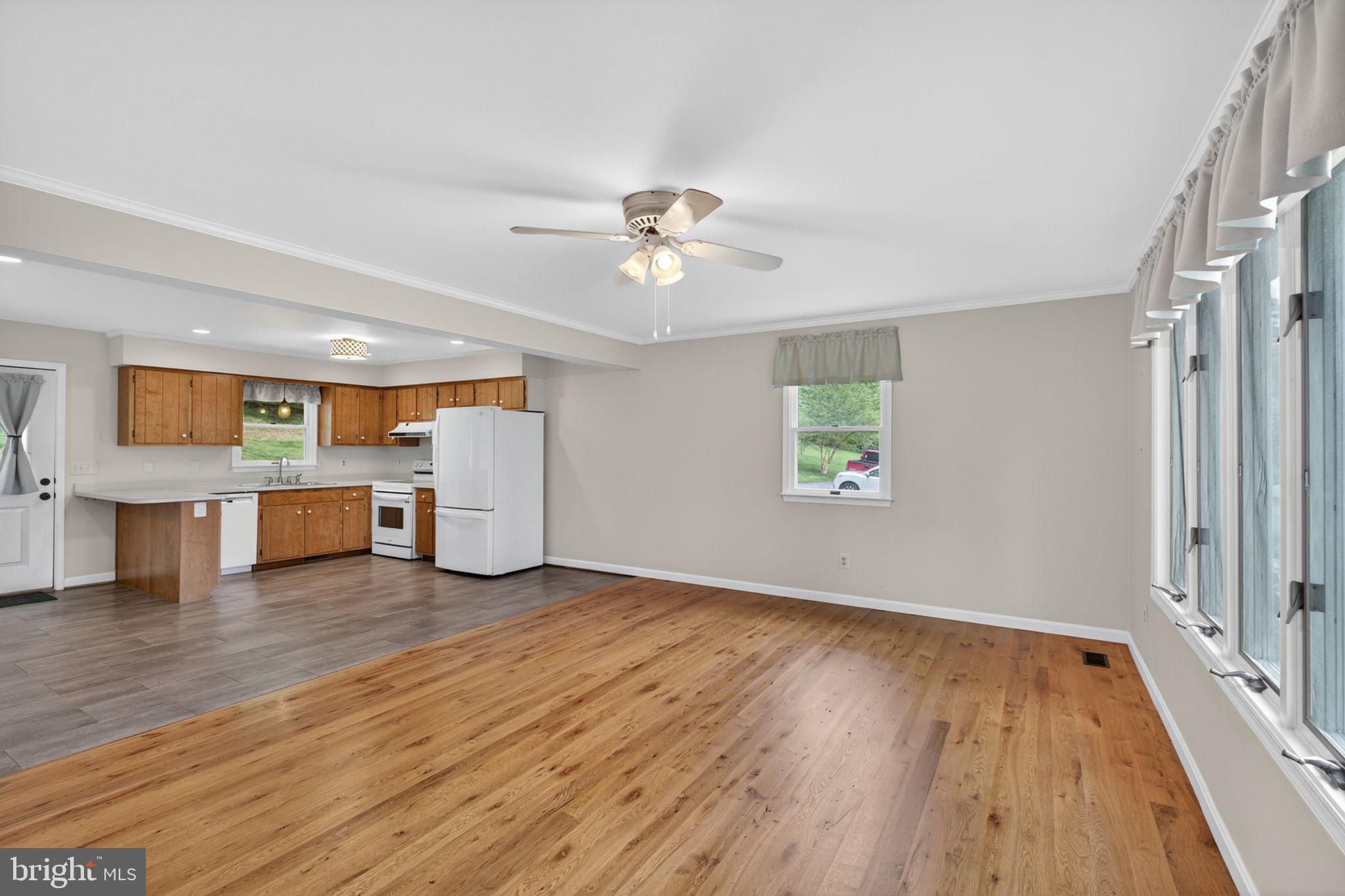WHITE HALL - Residential