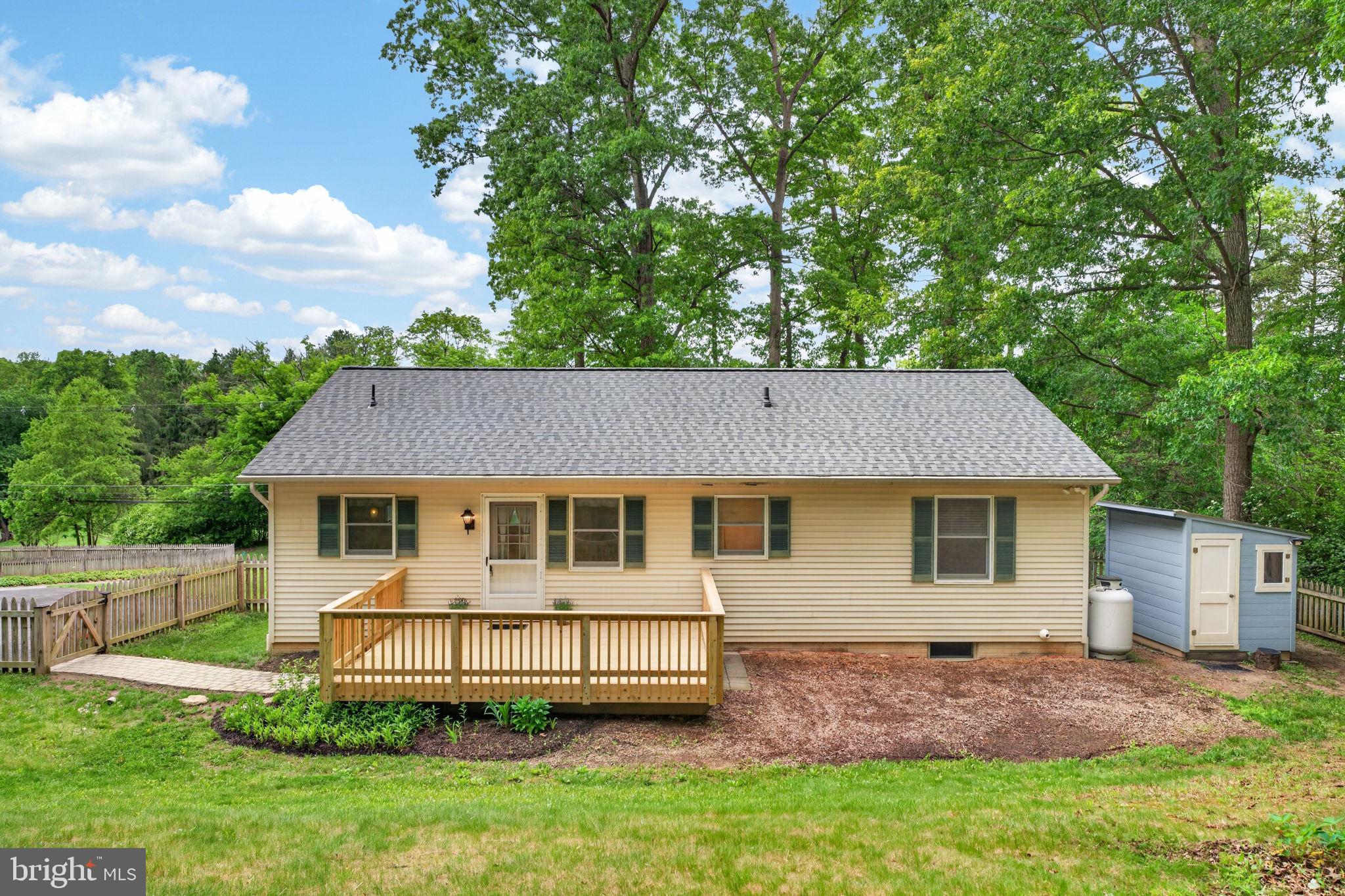 WHITE HALL - Residential