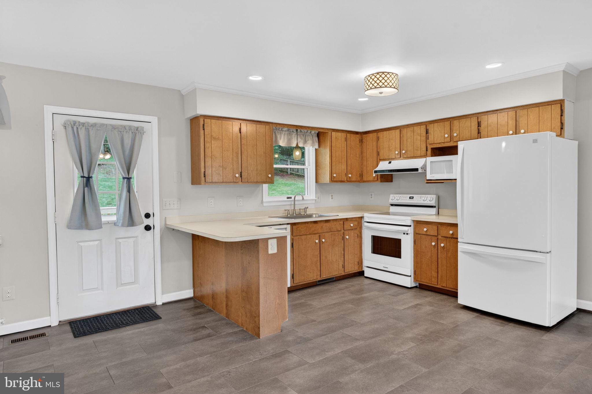 WHITE HALL - Residential