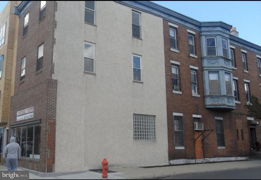 Great investment corner commercial property located at Temple University area. There're Commercial store at the ground floor front. One studio on ground rear, 2 units with 2B2B and 2 units with 3B2B on upper floors. Annual rent income $88,800 plus laundry coin income.