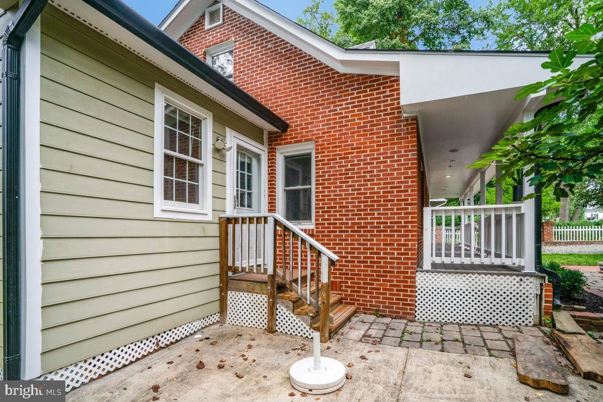 7318 POPLAR COURT