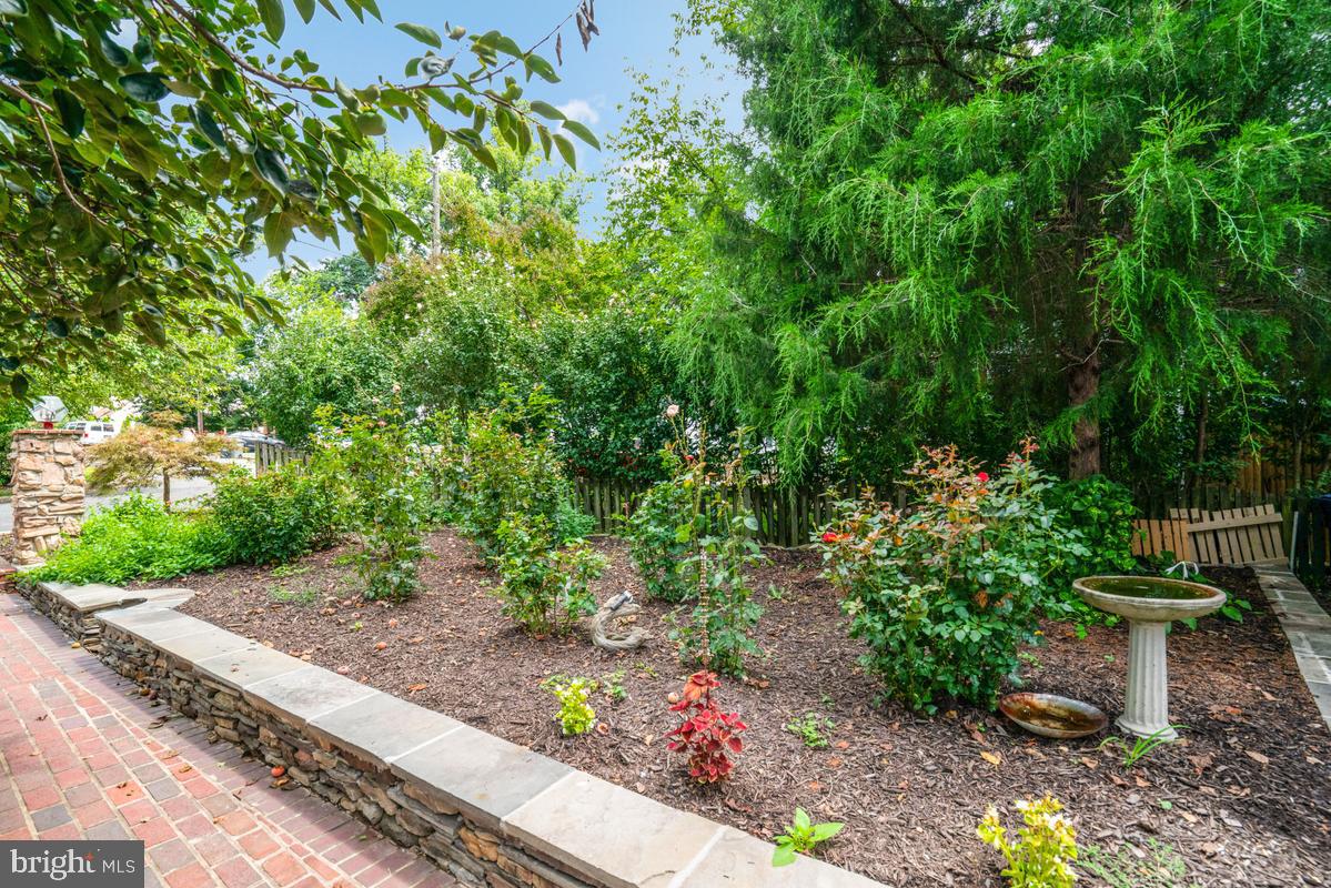 7318 POPLAR COURT