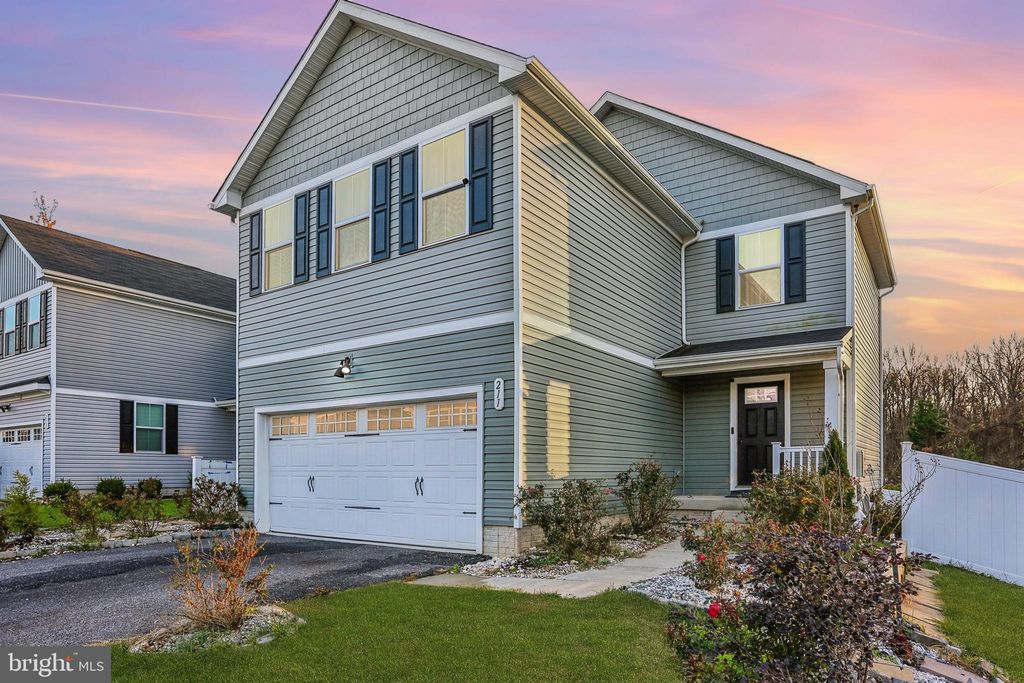 Photo of 211 Green Ridge Lane, GLEN BURNIE, MD 21060 (MLS # MDAA2136618)