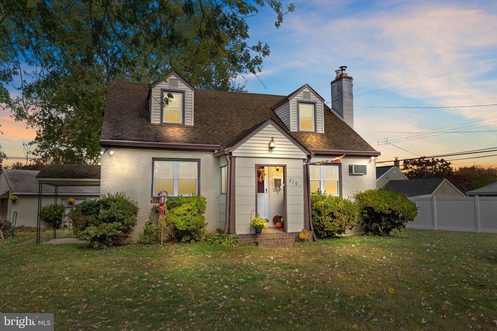 Photo of 210 Castello Avenue, HATBORO, PA 19040 (MLS # PAMC2158712)