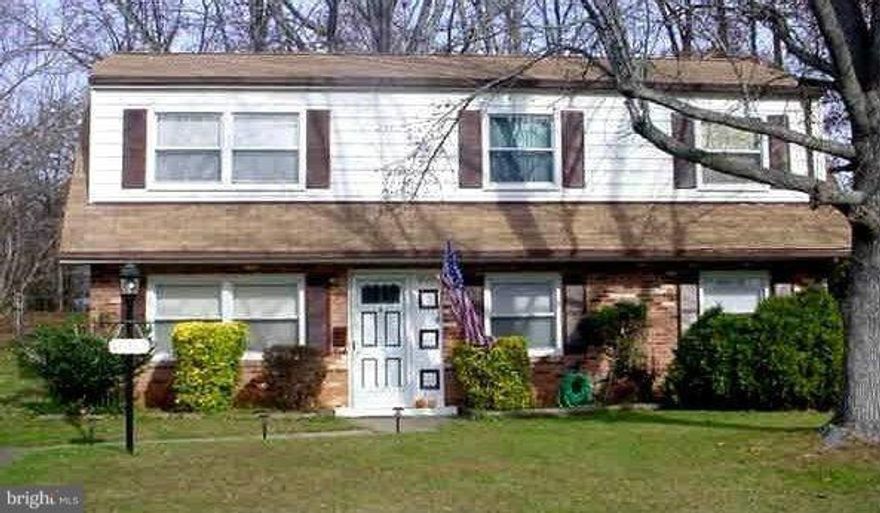 AVAILABLE IMMEDIATELY!!!!. Nice single house on Dale City area; big kitchen area ; fenced back yard. Master bedroom on lower level with sitting area, hardwood floor on upper and lower level; freshly paint. Porch off the kitchen, to fantastic backyard.....