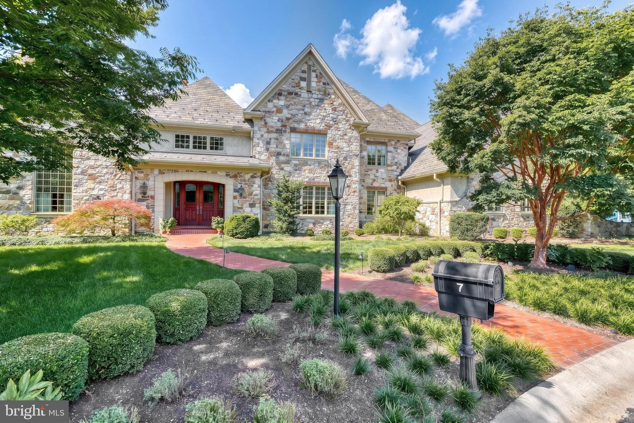 7 WHITE OAK CIRCLE