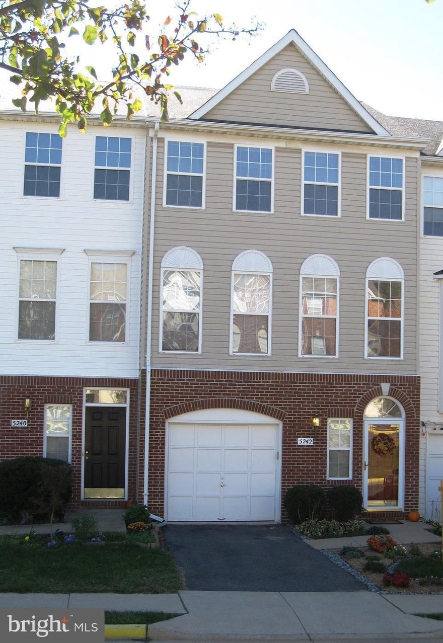 Great 3 LVL Gar TH W/2-story foyer/family room/laundry/half bath & W/O to lower deck/yard. Main level EIK/42" cabinets/center island/granite/access to upper deck from breakfast room & bright LR. Dual-sided gas fireplace. Enjoy all Kingstowne offers - pools/exercise facilities/trails/shopping/easy access to Van Dorn or Springfield Metro. Fresh paint, new granite & stainless appliances & pro clean!!