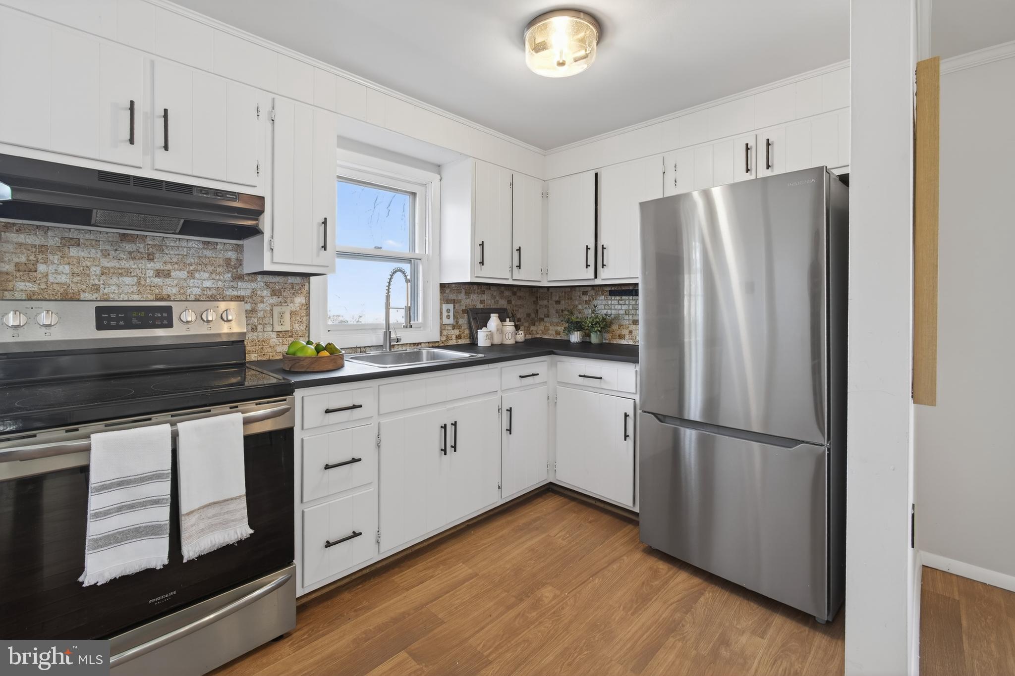 1397 QUEEN STREET 1/2