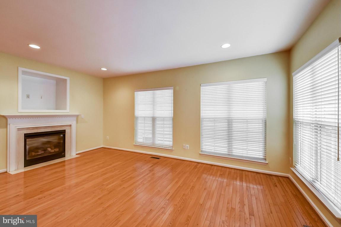 LORTON TOWN CNTR LANDBAY - Residential