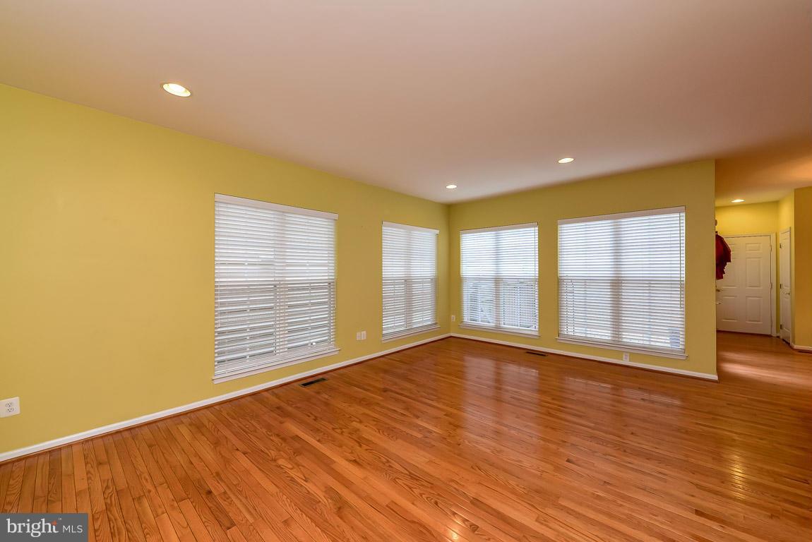 LORTON TOWN CNTR LANDBAY - Residential