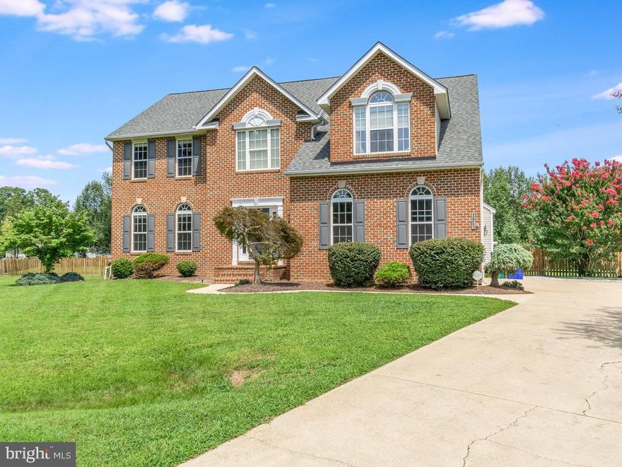 This amazing 3 level home sits on a  full acre of land in a cul-de sac, with a fenced yard. This established neighborhood is close to commuter routes to get to DC, Virginia and more...Lots of space inside and out. 5 bedrooms, 3.5 baths, with fully finished basement, Totally renovated kitchen, SS appliances, recessed lighting, granite counter tops, new cabinets, AND more.  The open floorplan,  with the formal living room and formal dinning room allows for plenty of space to expand. Upstairs boats 4 bedrooms, 2 full baths and a laundry room. The primary bedroom has vaulted ceilings, a separate sitting room/ office area, his and hers closets with organizers, and ceiling fan.  The bathroom has 2 separate sinks, separate shower and soaking tub. The basement has wide open space, a gym room as well as another basement. the French doors lead out to the fenced in backyard.  Enjoy sitting on the back deck listening to the crickets . 
Jump on this deal NOW!!!