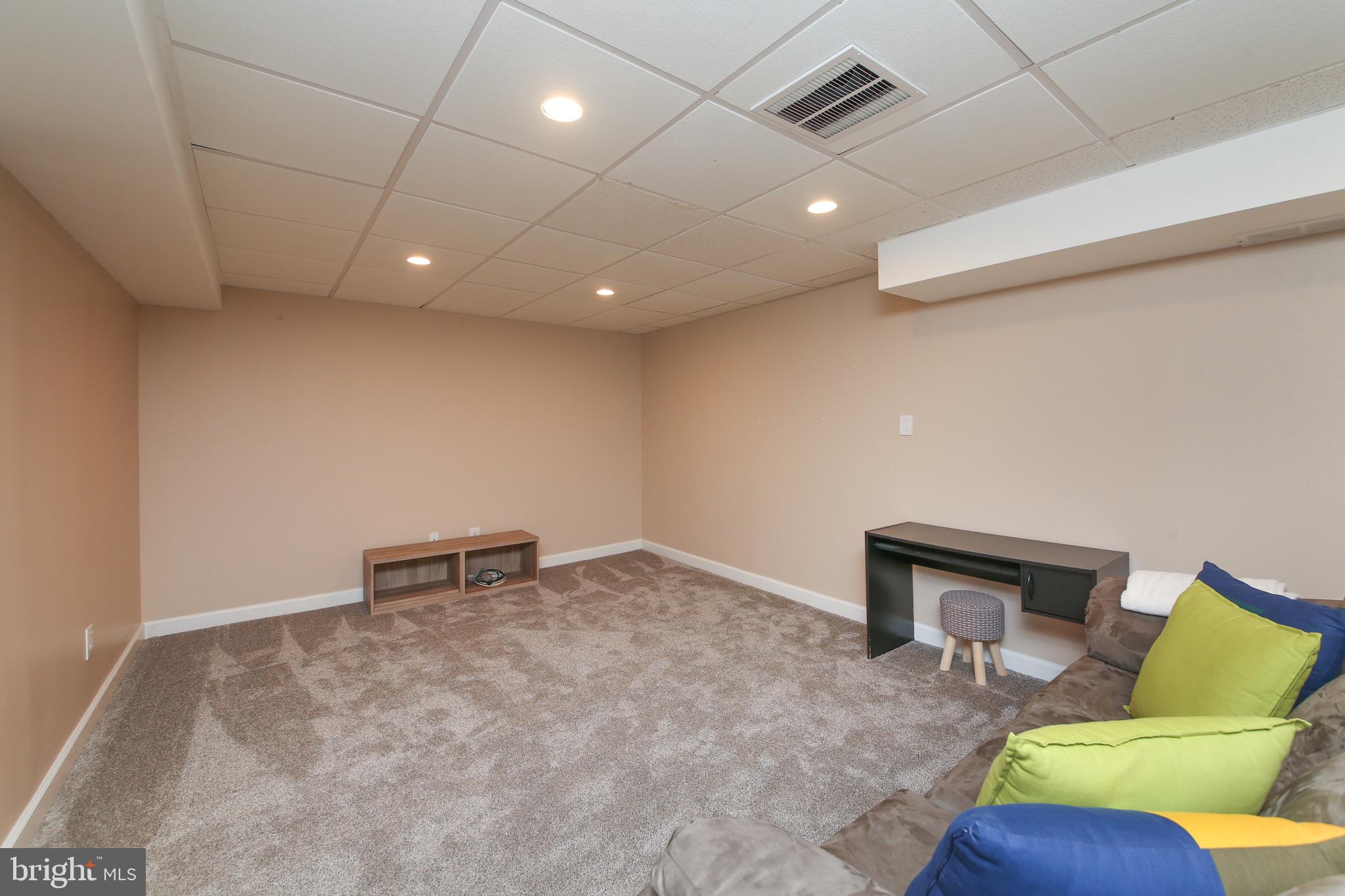 PLYMOUTH MEADOWS - Residential Lease