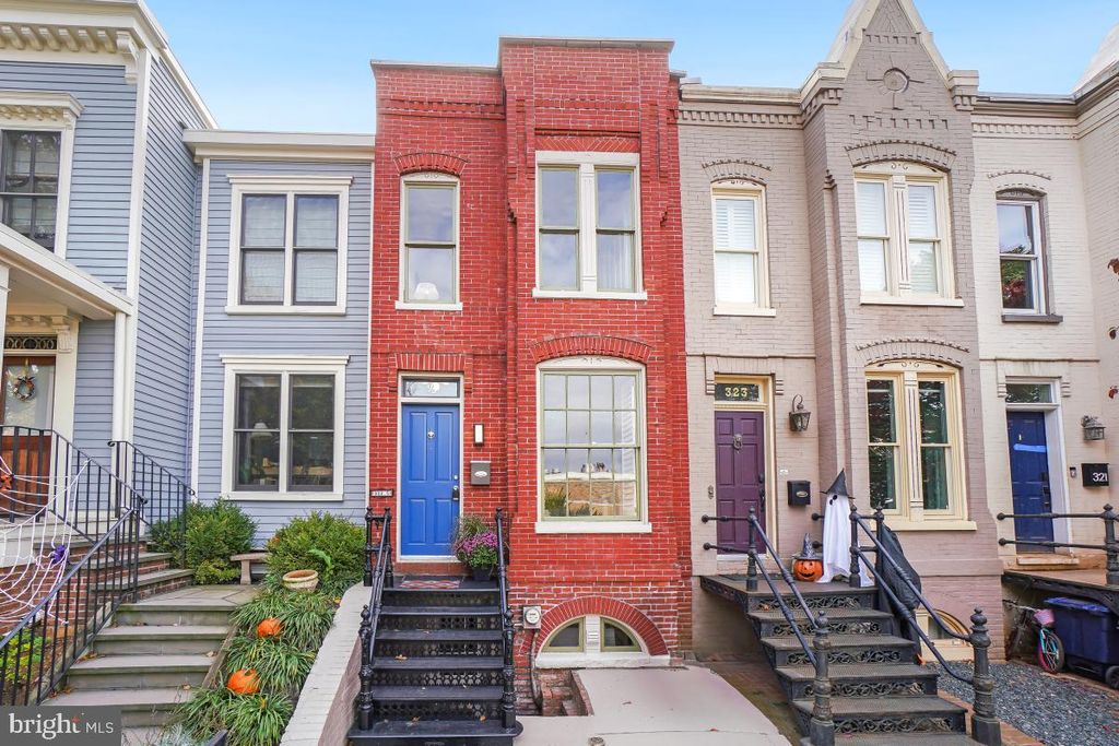 Photo of 323 1/2 D Street SE, WASHINGTON, DC 20003 (MLS # DCDC2229948)