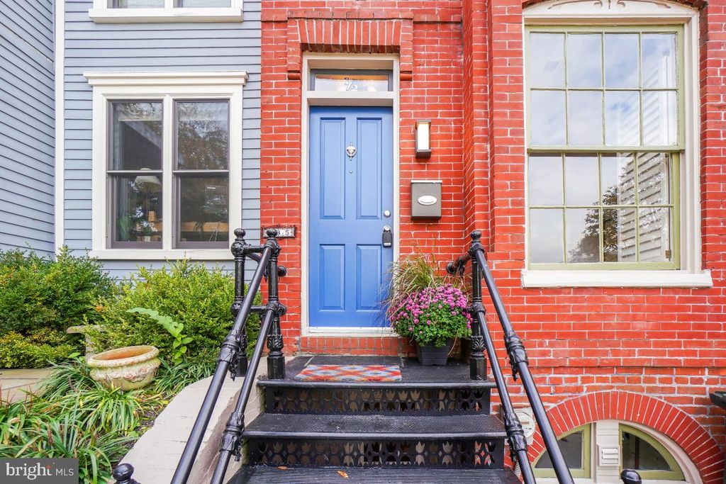 Photo of 323 1/2 D Street SE, WASHINGTON, DC 20003 (MLS # DCDC2229948)