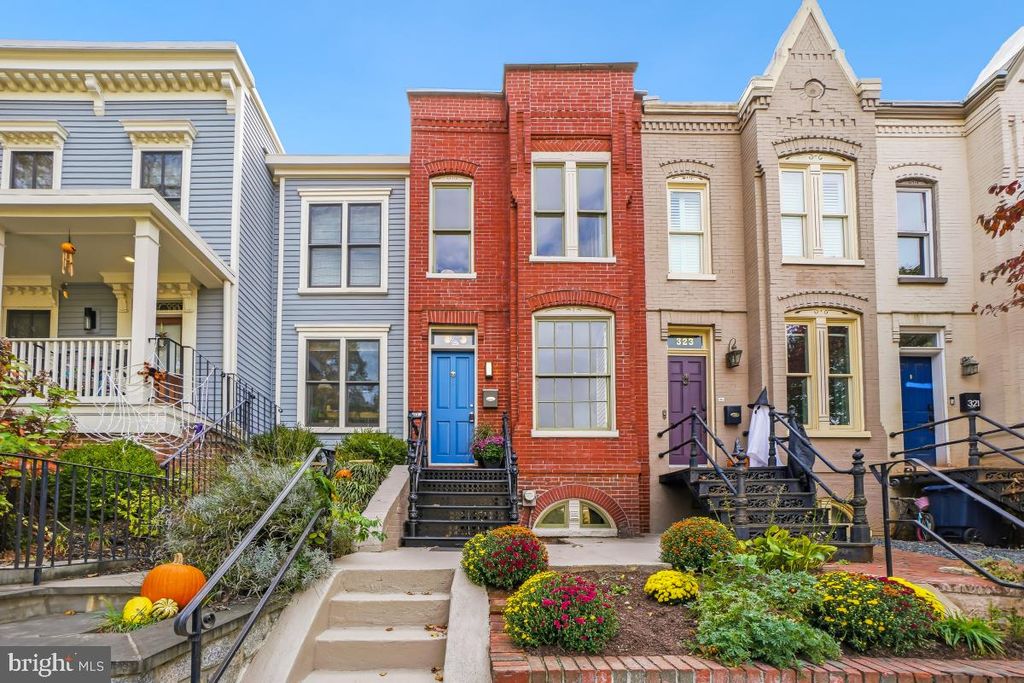 Photo of 323 1/2 D Street SE, WASHINGTON, DC 20003 (MLS # DCDC2229948)