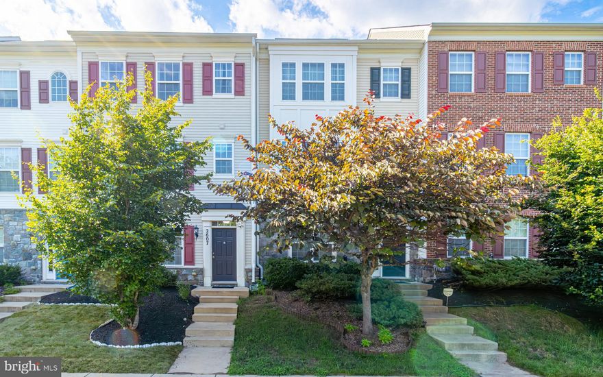 a beautifully updated townhouse with a spacious two-car garage in a prime location! Filled with natural light, this home offers three large bedrooms with vaulted ceilings, two and a half bathrooms, gleaming hardwood floors, elegant crown molding, and a cozy fireplace perfect for relaxing evenings. The kitchen is a standout with granite countertops and modern stainless steel appliances—ready for your next home-cooked meal.
This one has it all—style, space, and comfort.
Please use shoe covers provided, turn off all lights when finished, and return the key to the lockbox.
We appreciate you showing!