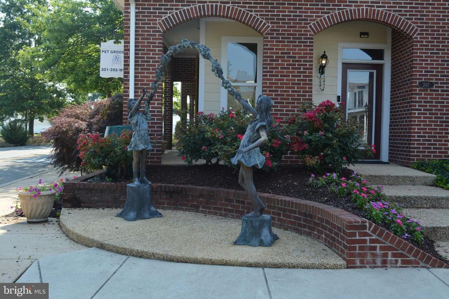 Well built out retail space, extensive decorative moldings.  Past use was a Boutique,.Ideal for a Salon, Boutique, Pet Groomer.     Unit includes Washer and Dryer Amenities to include walking distance to numerous restaurants,  Town Hall, County Gov't buildings.Site is vacant and ready for immediate use.Monthly Cam charge $357.00