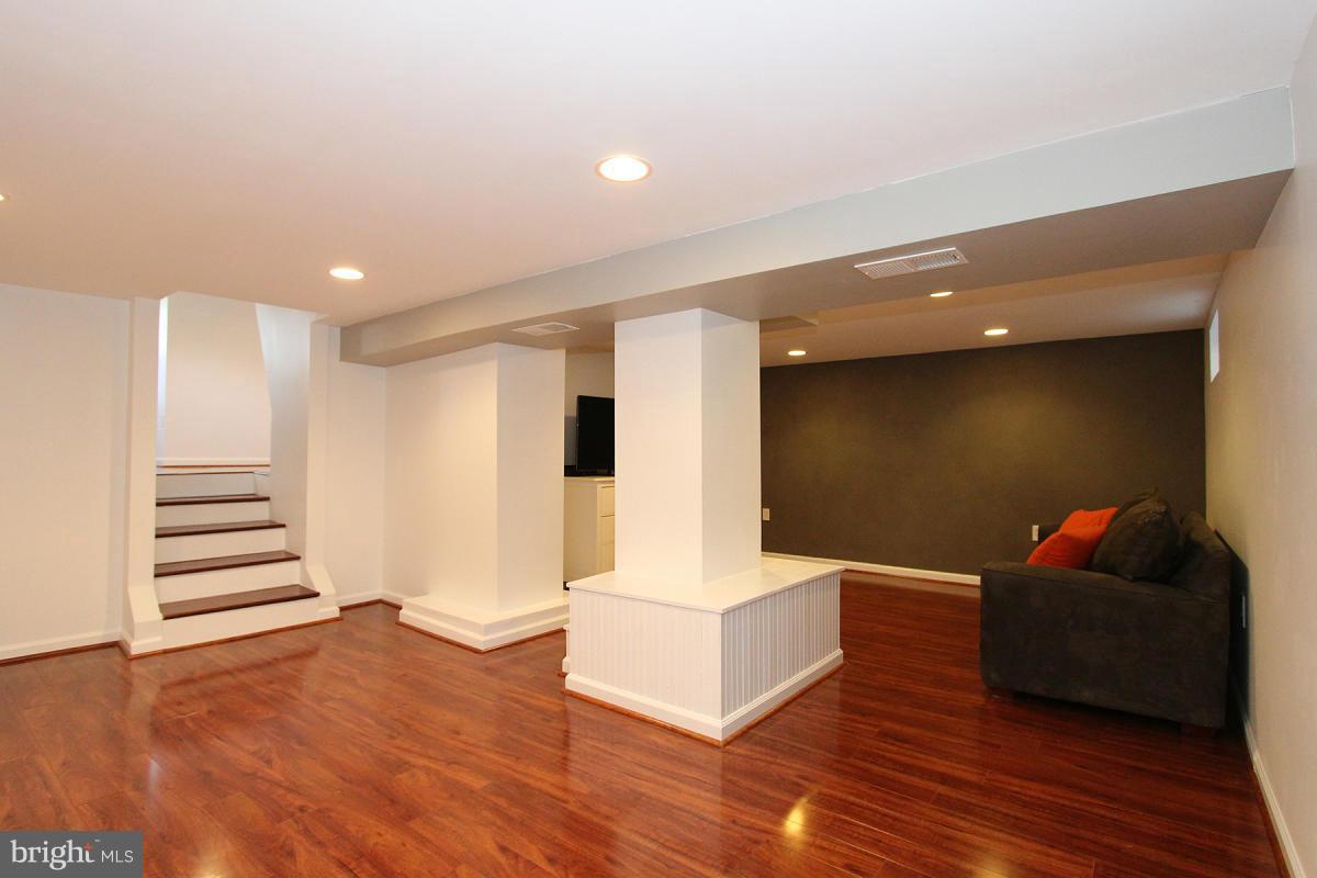 BURGUNDY KNOLLS - Residential