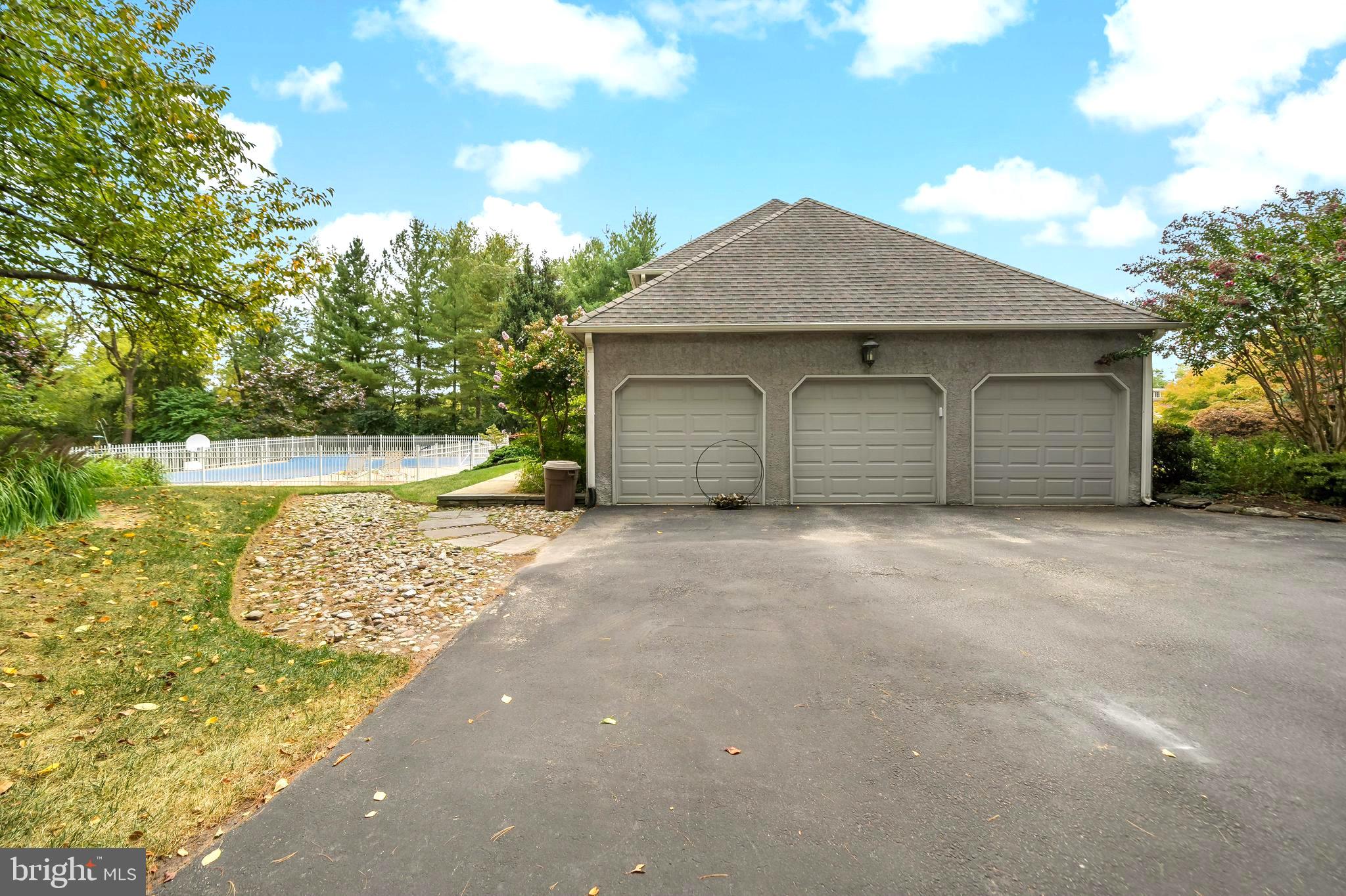 HICKORY TREE ESTS - Residential