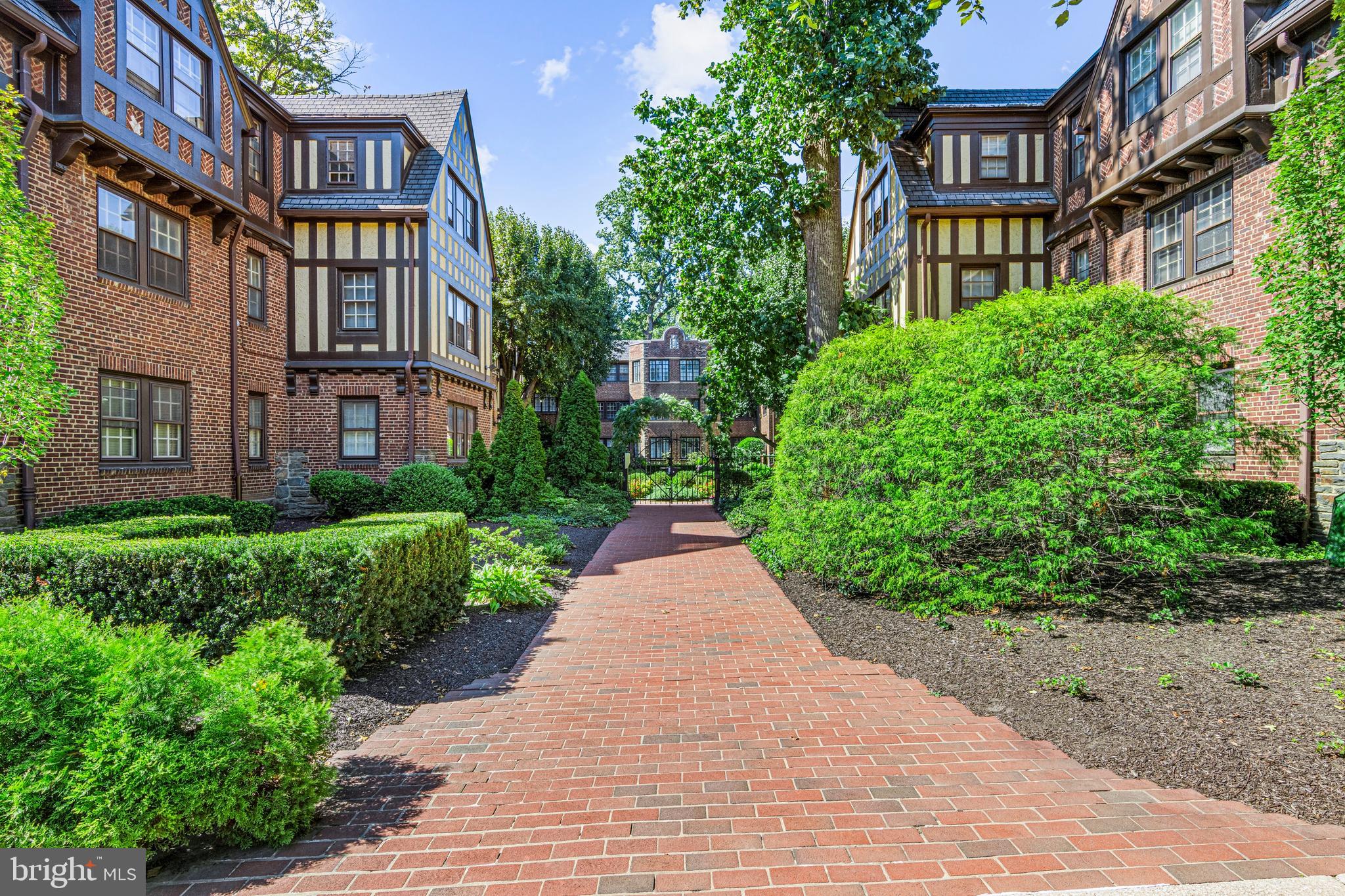 YORKLYNNE MANOR - Residential