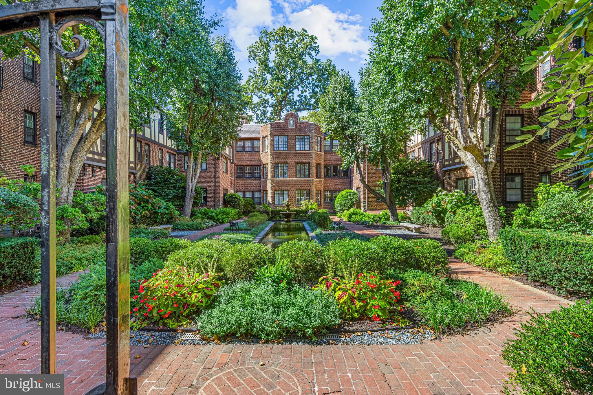 YORKLYNNE MANOR - Residential