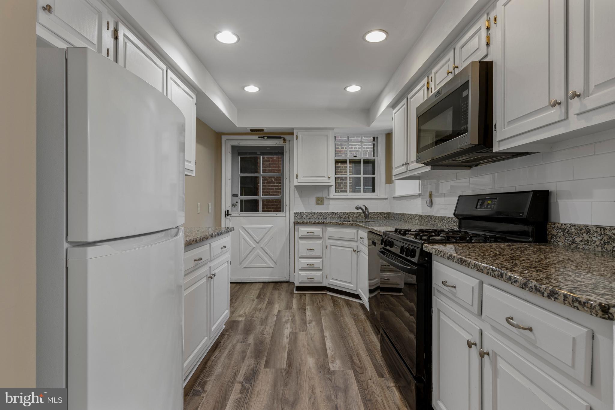 YORKLYNNE MANOR - Residential